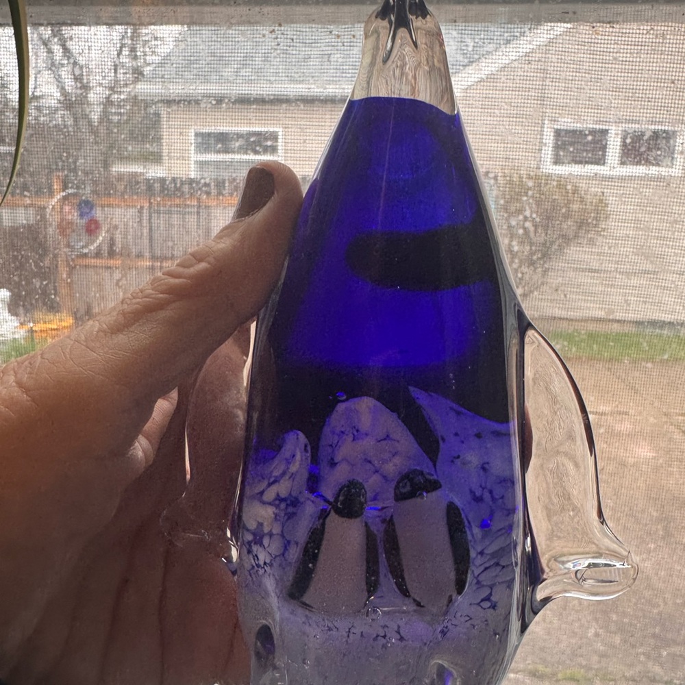 Vtg blue & white PENGUIN heavy glass paperweight with 2 tiny penguins inside